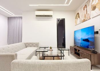 شقة بدخول ذاتي وصالة أنيقة 