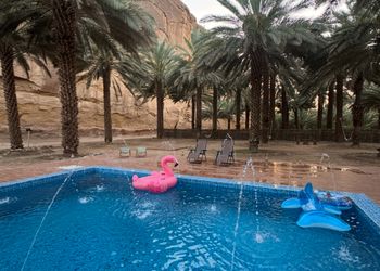 مزرعة محاطة بالجبال