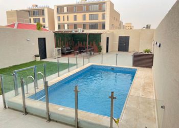 شاليه بجلسة تطل على مسبح خارجي 