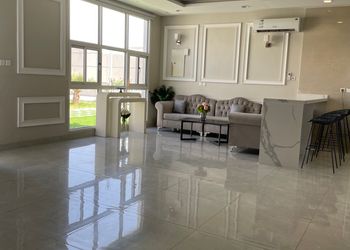 شاليه بجلسة خارجية ومسبح داخلي