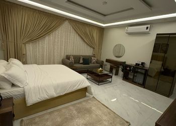 استديو بسرير ماستر وجلسه جانبيه
