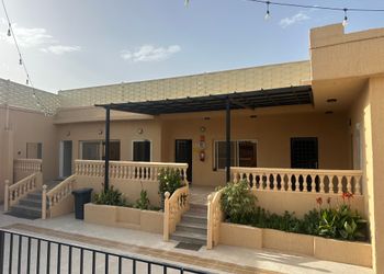شالية بجلسة ومسبح العاب مائية 