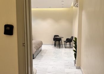 استديو بأثاث مريح وبسيط 