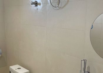 غرفة بسرير ماستر وأثاث مريح