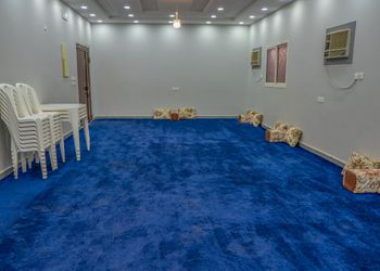 استراحة بمسطح اخضر وجلسة خارجية