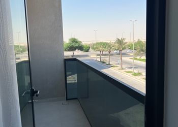 شقة بصالة أنيقة ودخول ذاتي