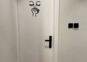 استديو بسرير ماستر وجلسة جانبية