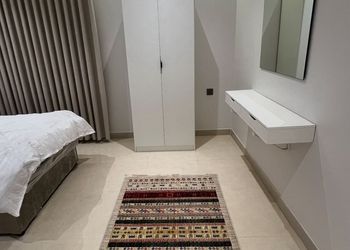 شقة بصالة جلوس وغرفتين نوم 