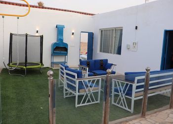 شاليه بجلسة تطل على مسبح خارجي 