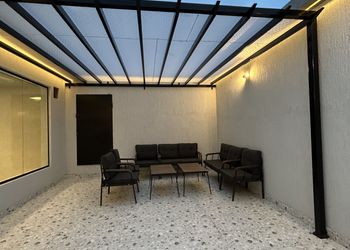 شالية بصالة مطلة على المسبح 
