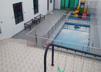 استراحة بمسطح اخضر وجلسة خارجية