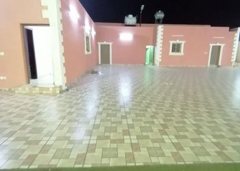 استراحة بمجلس وفناء خارجي 