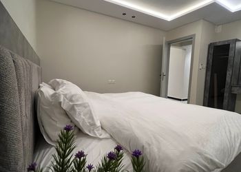 شقة بصالة مريحة ودخول ذاتي 