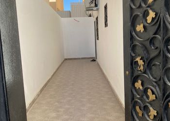 شقة بصالة جلوس ودخول ذاتي