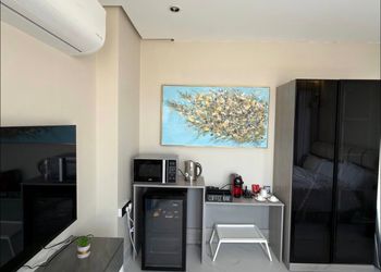 استديو بأثاث مريح وبسيط 