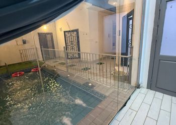 شاليه بمسطح اخضر وجلسة خارجية