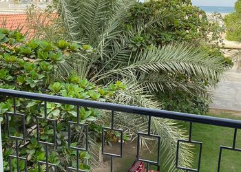 استراحة بمسطح اخضر وجلسه خارجيه