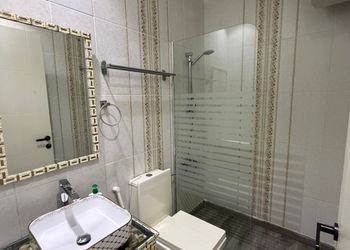 شقة أنيقة بصالة وثلاث غرف نوم