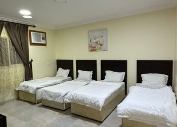 شاليه بجلسة خارجية ومسبح داخلي 