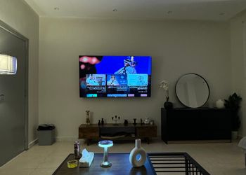 استديو بأثاث مريح وبسيط 