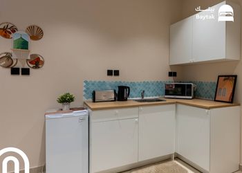 استديو بأثاث مريح وبسيط 