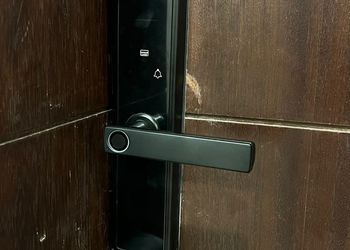 شقة بغرفة معيشة وغرفتين نوم 