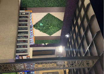 استراحة بجلسة خارجية ومسطح أخضر .