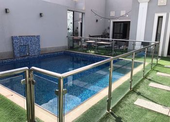 شاليه بمسبح ومسطح اخضر 