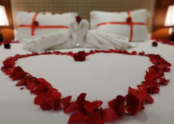 غرفة بسرير ماستر ودورة مياة 