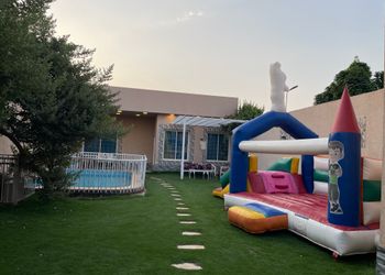 شاليه بمسبح خارجي وجلسة خارجية