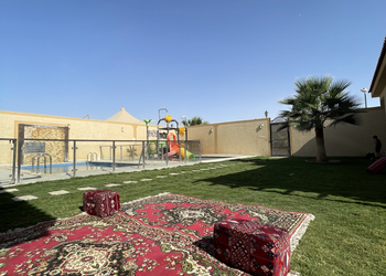 شاليه بجلسة خارجية ومسبح