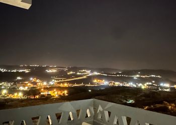 شقة مع بلكونه بإطلالة خرافية