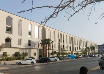 شقة بصالة وثلاث غرف نوم