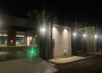 شاليه بمسطح اخضر وجلسة خارجية 
