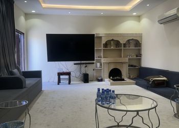 شاليه بجلسة خارجية ومطبخ