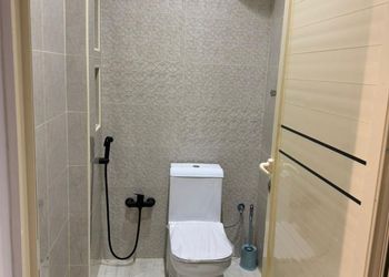 شقة بصالة أنيقة وثلاث غرف نوم 
