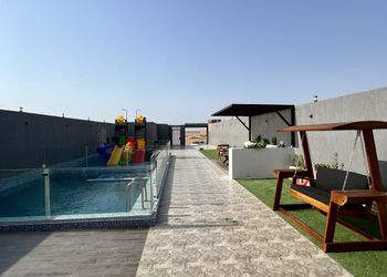 شالية بمجلس مطل على الفناء الخارجي 