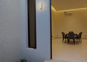 شقة بصالة أنيقة وغرف نوم مريحة 