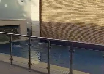 شاليه بمسطح اخضر وجلسة خارجية 