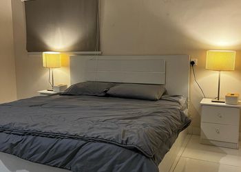 شاليه بمسطح اخضر ومسبح 