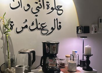 استديو بأثاث مريح وبسيط 