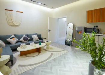 شقة بصالة أنيقة ودخول ذاتي
