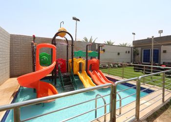 شاليه بمسطح اخضر واضاءة اضافيه