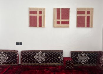 شقة بصالة وغرفة نوم بأثاث هادئ