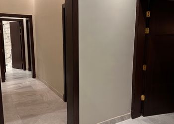 شقة بصالة مريحة وثلاث غرف نوم 
