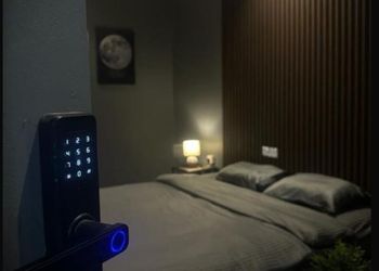 استديو بأثاث مريح وبسيط 