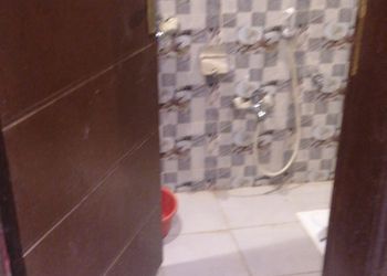 استراحة بمجلس واسع ومسطح اخضر 