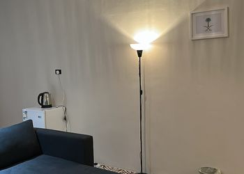 استديو بسرير ماستر وجلسة مريحة 