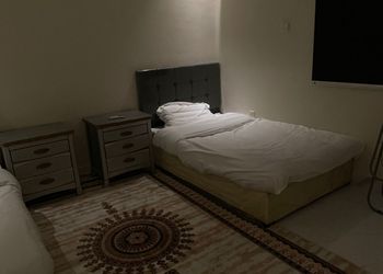 شقة بصالة وثلاث غرف نوم