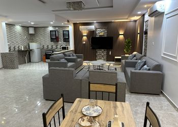 شاليه بمسطح اخضر وجلسة خارجية 